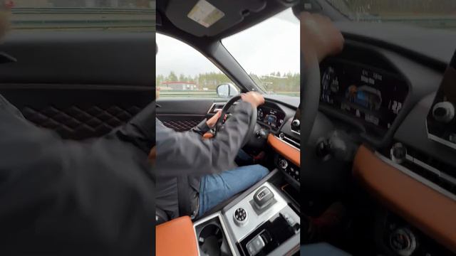 We drive the 2023 Mitsubishi Outlander PHEV on the track смотреть онлайн