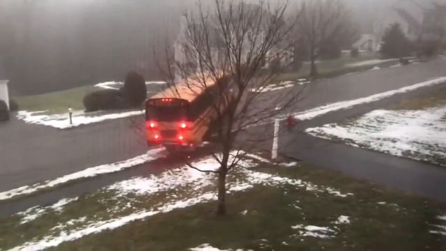 Экстремальная поездка школьного автобуса по очень скользкой дороге смотреть онлайн