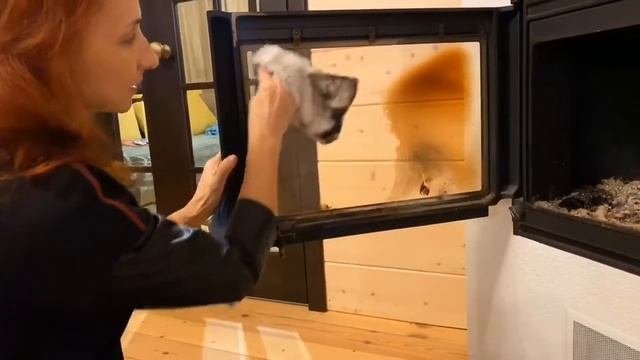 Как запросто почистить самое сложное , копоть на стеклянной дверце камина смотреть онлайн