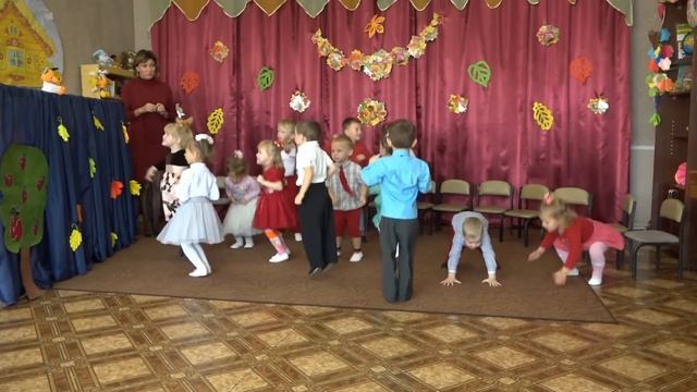 Прикольный танец зайчат. Children tear the hall. 孩子们撕裂了大厅 смотреть онлайн