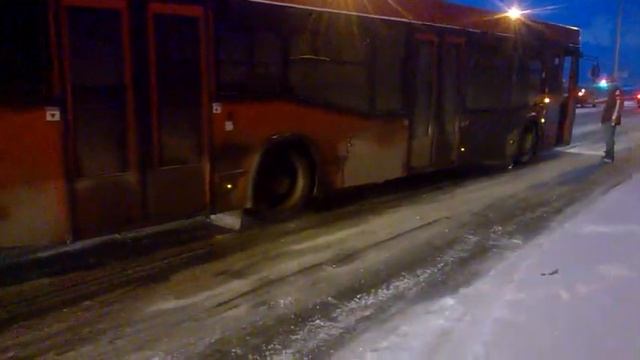 Автобус в Казани застрял на гололеде смотреть онлайн