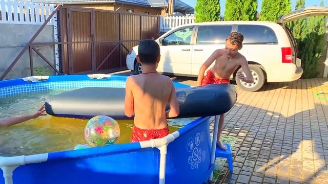 ОТРЫВАЕМСЯ в БАССЕЙНЕ с ДРУЗЬЯМИ! ВЛОГ. смотреть онлайн