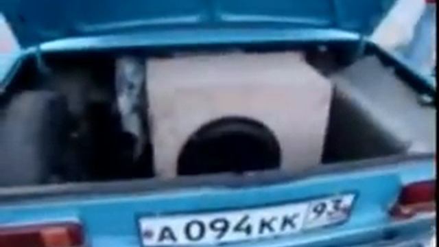 парни понтуются своим звуком в тачках