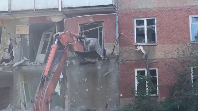 Аварийные дома! Сносят дом в Березниках. Пермский край. Снос дома экскаватором смотреть онлайн
