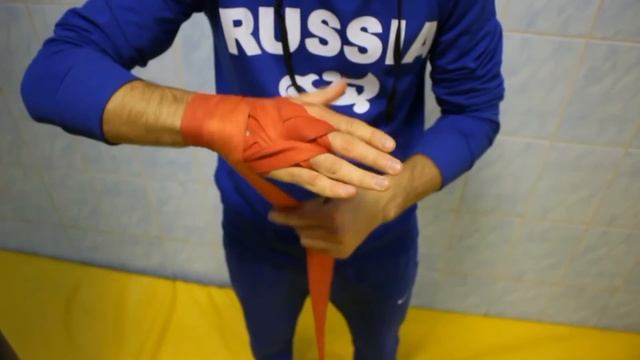 Как правильно НАМАТЫВАТЬ БИНТЫ. БИНТОВАТЬ РУКИ (руку) боксерким бинтом. для бокса Видео смотреть онлайн