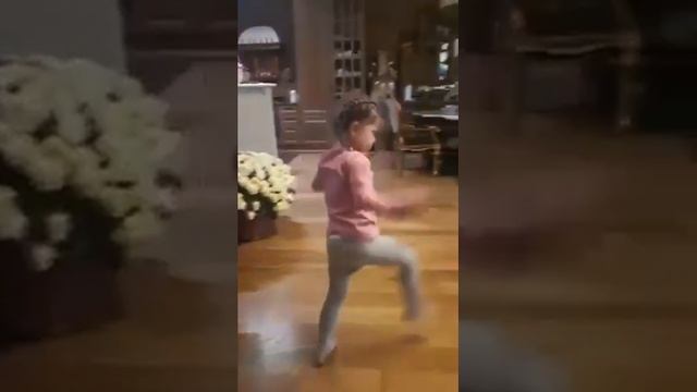 4-летняя Дочь Екатерины Климовой, Белла Месхи показала танцевальную импровизацию смотреть онлайн