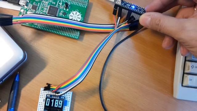 LCD дисплей SSD1306, подключенный к STM32F103CBT6 смотреть онлайн