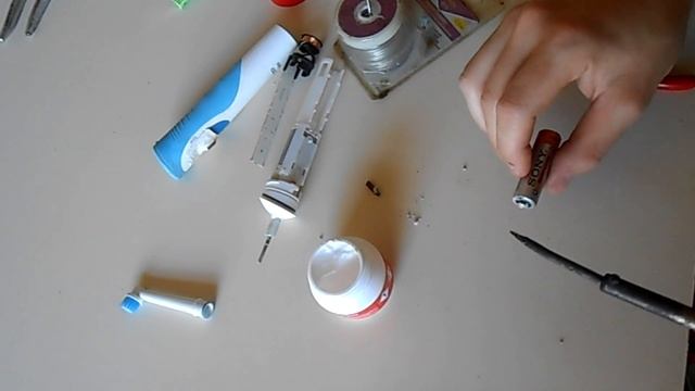Vidéo : comment remplacer facilement la batterie d'une brosse à dents électrique Oral B ? смотреть онлайн