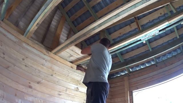 Как построить дом из бруса своими руками.Монтаж чернового потолка.Видео №7 смотреть онлайн