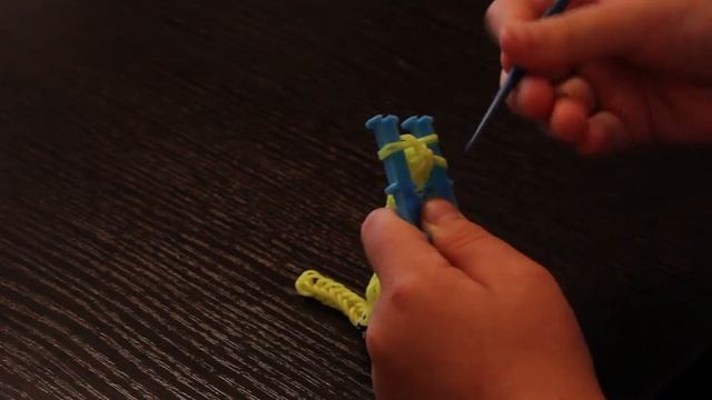 Как сделать змейку из резиночек на рогатке смотреть онлайн