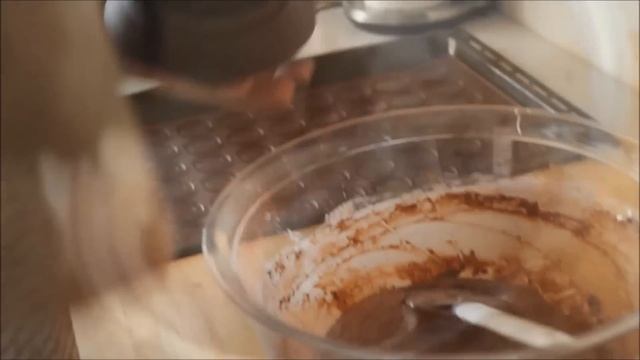 Czekoladowe makaroniki z kremem malinowym смотреть онлайн