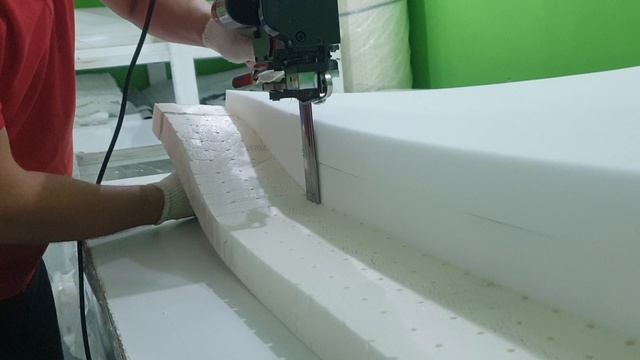 Чётко по перфорации!Режем латекс в беспружиннике смотреть онлайн