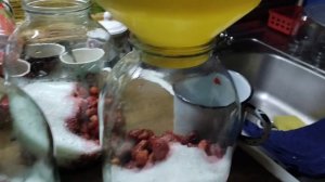 Компот из клубники и смородины.