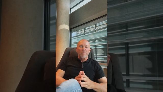 Мудрая притча 🌟 Наша жизнь - дуальное зеркало, как в него посмотришь - такое и отражение увидишь 🤳 смотреть онлайн