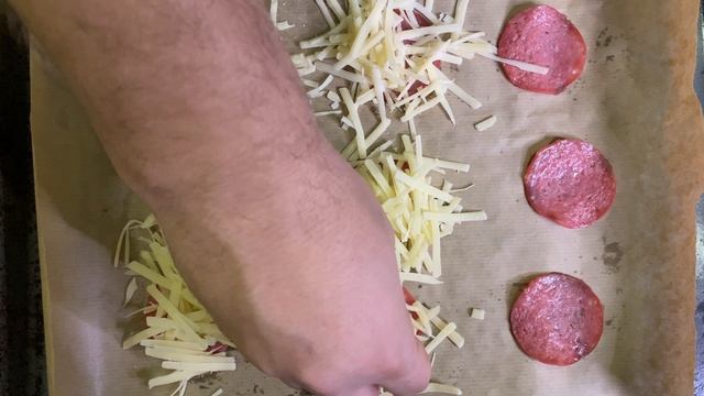 Хрустящие чипсы из колбасы и пармезана. смотреть онлайн