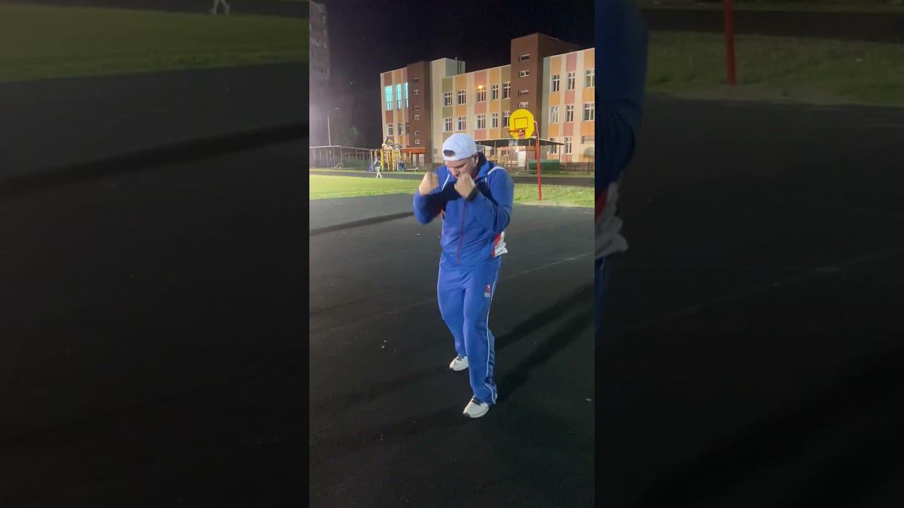 Отработка ударов в боксе (прямые удары, удары снизу (апперкот), боковые удары (хук) смотреть онлайн