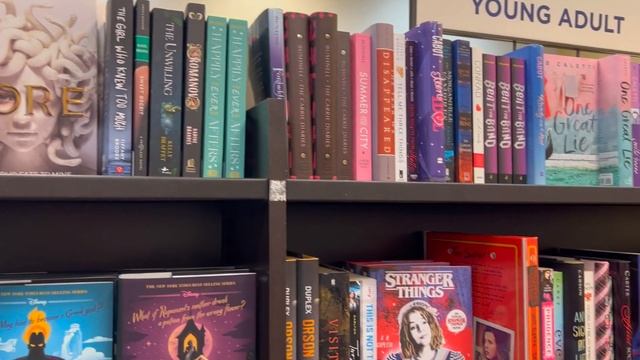 treating myself for valentine's day ? || BOOK SHOPPING VLOG смотреть онлайн