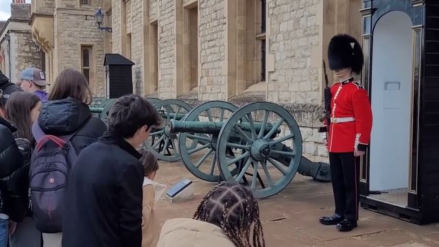 Beef Eater Moves Disrespectful Tourist #toweroflondon 13 April 2023