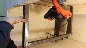 Распиловочный стол и механизм подъема и наклона пилы.