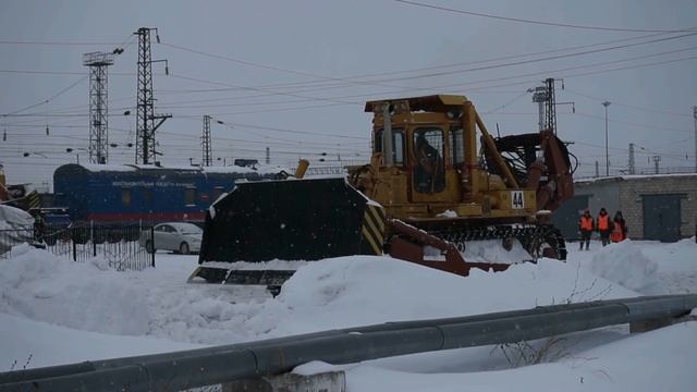 Бульдозер ДЭТ-320. Уборка снега. / Russian monster bulldozer DET-320. Diesel-electric tractor. смотреть онлайн