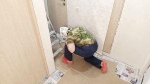 Как поклеить обои между дверями в коридоре