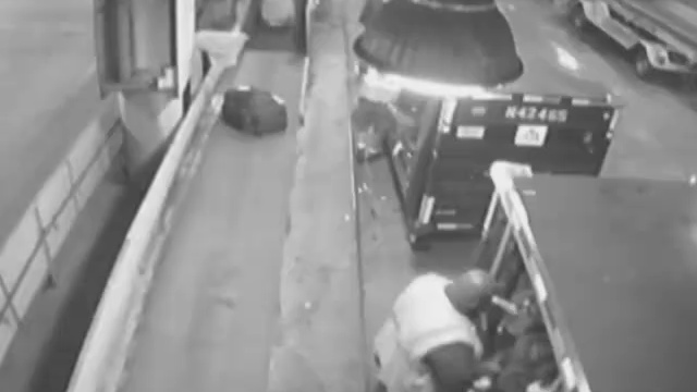 Обворовывание сумок в аэропорту смотреть онлайн