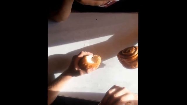 Обзор йогурта и булочки от #SaninaShow