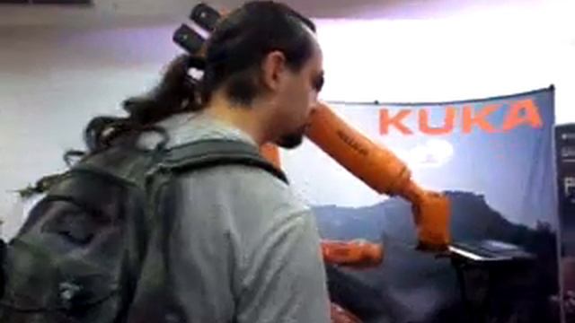 Робот играет на пианино. смотреть онлайн