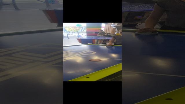 Рада играет в воздушный хоккей