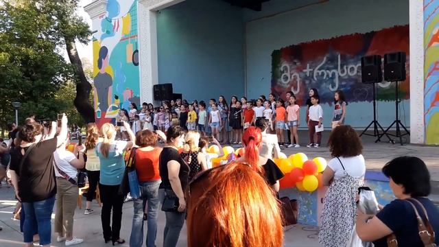 Прогулка по парку. Грузия, г. Рустави смотреть онлайн