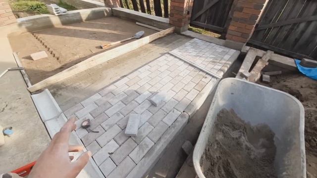 Укладка БРУСЧАТКИ своими руками // Тротуарная ПЛИТКА у дома смотреть онлайн