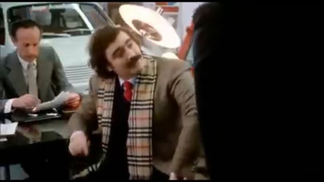 -Scusi, che tenuta di strada ha questa macchina? -Una merda, si ribalta in parcheggio смотреть онлайн