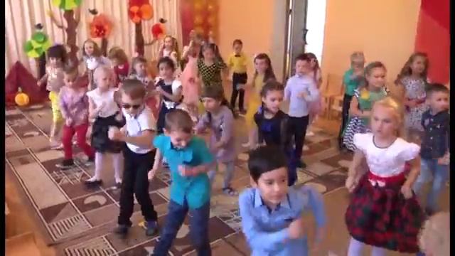 Танец _Дочки и сыночки_ (для любого праздника в детском саду).mp4 смотреть онлайн