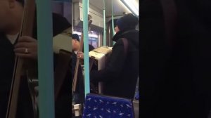 Цыгане красиво поют в Швейцарии в трамвае .