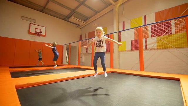 Фитнес клуб с бассейном, детский и батутный центр, школа тенниса, кафе и СПА-салон в Новой Москве смотреть онлайн