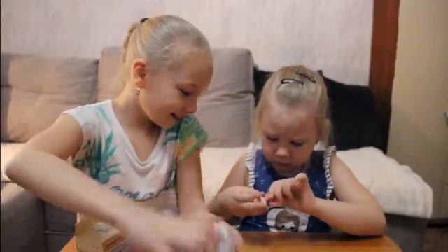 Распаковка Sylvanian Families Новый стол для Сильвашек и новая кроватка для малыша смотреть онлайн
