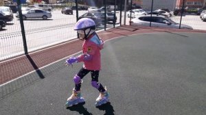 Как научиться кататься на роликах /  учимся кататься на роликах / Ангелина впервые встала на ролики