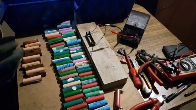 Как сделать своими руками аккумуляторы из батареи для ноутбуков - типа 18650 смотреть онлайн