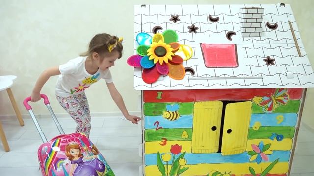 Ева и мама играют и строят дома смотреть онлайн