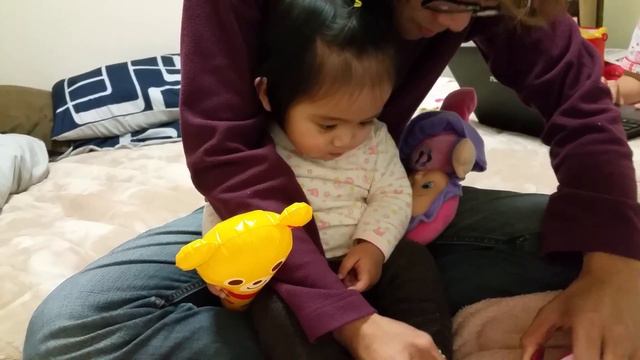 Baby laughing while cutting her nails.MUST WATCH! смотреть онлайн