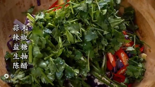 Фиолетовая капуста и капуста действительно превосходны. Они хрустящие и освежающие. смотреть онлайн