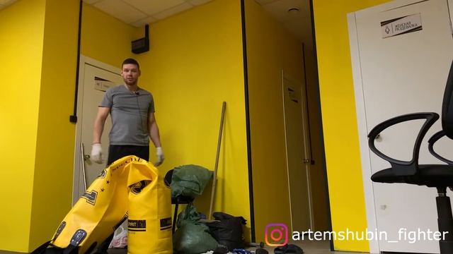 Как и чем набить боксёрский мешок. Мешки Twins. Как одному забить грушу.