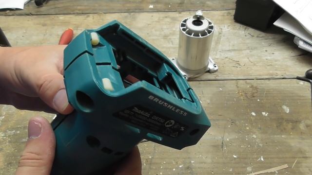 Makita XTR01 Cordless Router Review | What's Inside This Tool? | DRT50Z смотреть онлайн