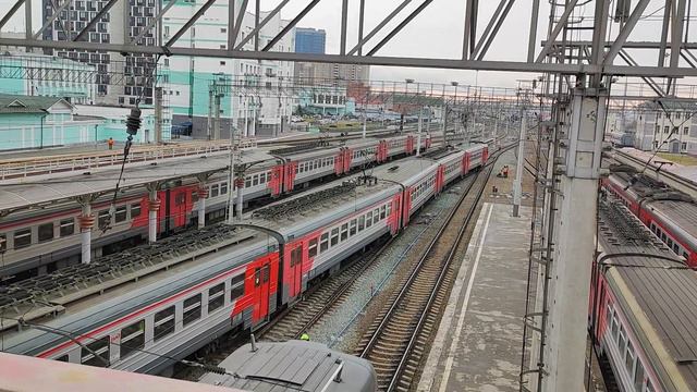 Электропоезд ЭД4М-0154 прибывает на станцию Новосибирск-Главный смотреть онлайн