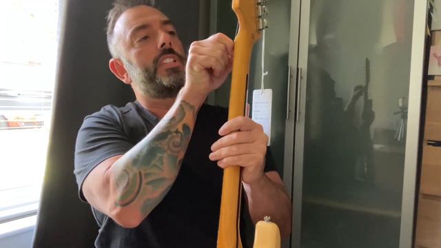 Squier Classic Vibe 70’s FSR Stratocaster (Vintage white) unboxing. Bought another one #130 guitars смотреть онлайн