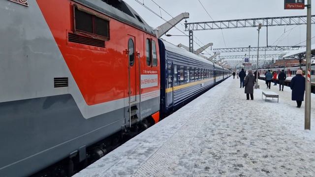 Прибытие ЭП2К-272 на Ленинградский вокзал с поездом Рускеала + двухэтажные вагоны. смотреть онлайн