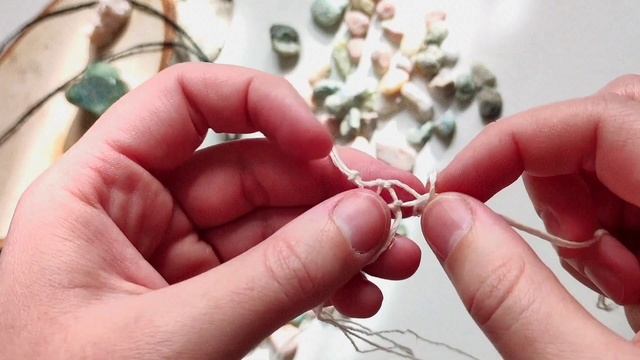 Pendant - the amulet with his hands in macrame technique. Подвеска - оберег своими руками. смотреть онлайн