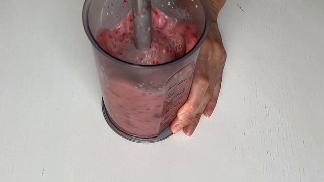 Strawberry smoothie with almond milk, coconut and chia seeds смотреть онлайн