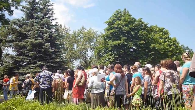 Дзержинск Донецкая область.Раздача гуманитарной помощи от фонда Рината Ахметова. 12.06.2015. смотреть онлайн