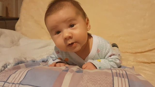 Даниелю 2 месяца и 2 недели, как он держит голову смотреть онлайн